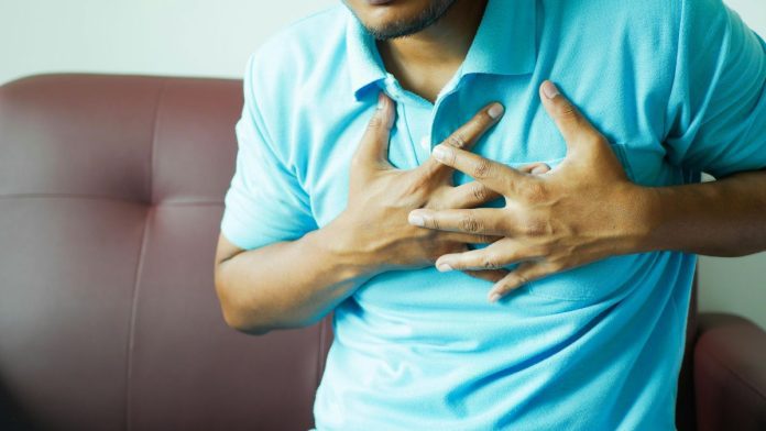सीने में दर्द से करहाता हुआ व्यक्ति