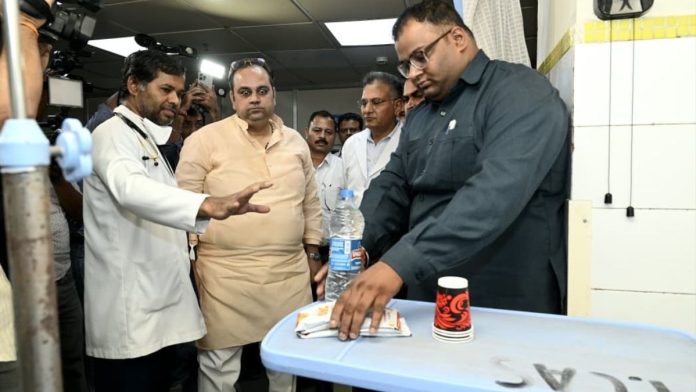 दिल्ली स्वास्थ्य मंत्री अस्पताल का निरीक्षण करते हुए