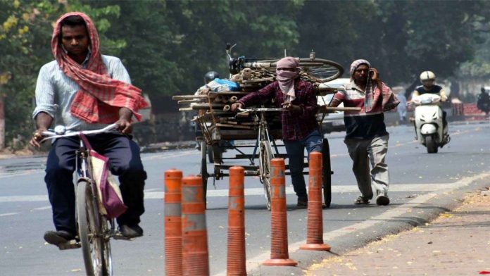 भीषण गर्मी में काम करते लोग