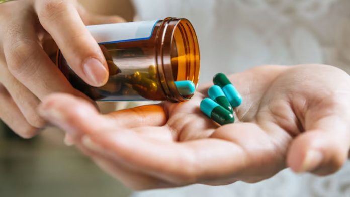 Antibiotic: सर्दी-खांसी में खुद से दवा लेना पड़ सकता है भारी, जानिए चौंकाने वाले नुकसान