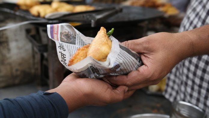 अखबार में लिपटा हुआ समोसा