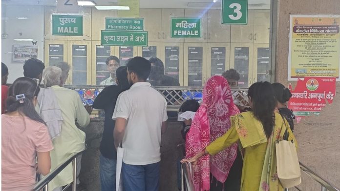 Greater Noida: GIMS कर्मचारियों के प्रदर्शन के दौरान हुए बवाल पर FIR दर्ज