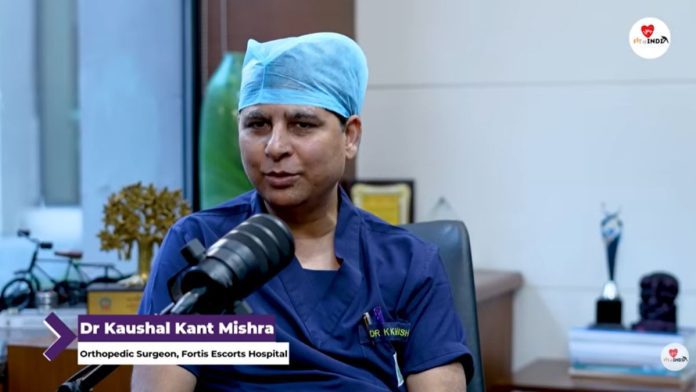Knee Replacement Surgery के बारे में बताते हुए डॉक्टर