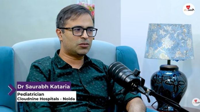 बच्चों की बीमारी पर जानकारी देते हुए डॉक्टर