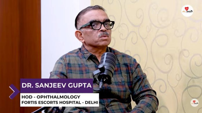 LASIK सर्जरी के बारे में बताते हुए डॉक्टर