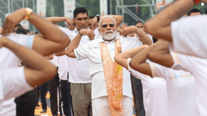 योगा करते हुए पीएम मोदी