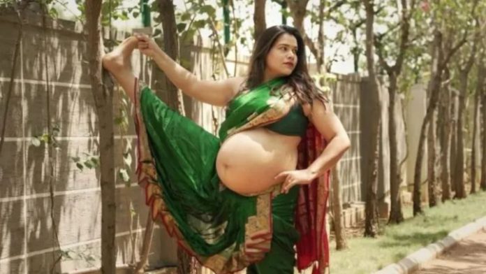 प्रेग्नेंट महिला ने किया योगासन