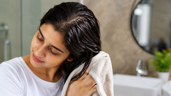 मानसून में बालों पर क्या लगाने से बचें? बालों की ऐसे करें देखभाल